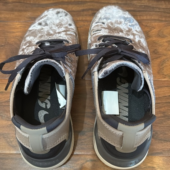 NIKE Free Run 18 Wild Velvet Sneakers Womens 8.5 Oil Gray Mink Brown Cheetah - Picture 6 of 10